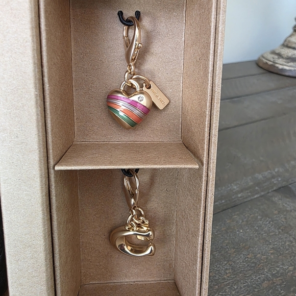 Coach Signature Leather Wristlet Gift Set With Heart And "C" Charms - New In Box - Picture 2 of 8